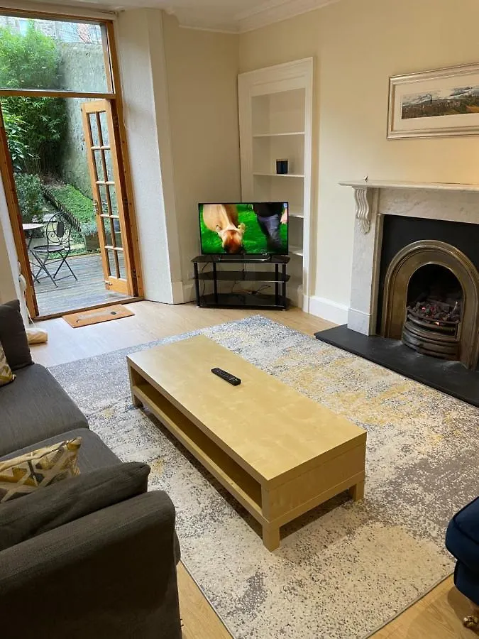 Fantastic Location 10 Mins To Princes Street- 15 To Royal Mile- Main Door-Patio Edinburgh